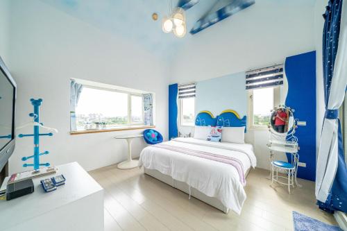 Una cama o camas en una habitación de Fish House 宜蘭獨棟別墅 戲水池 生態DIY 安農溪自行車
