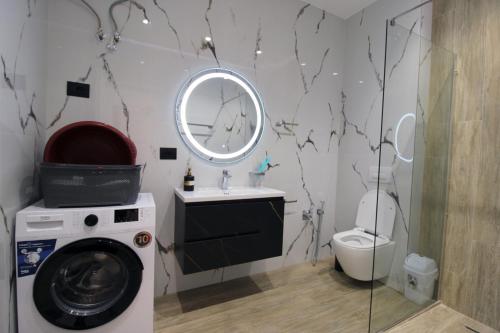 サランダにあるSarande Luxury Central apartment Reni Risiのバスルーム(洗濯機、洗濯機付)
