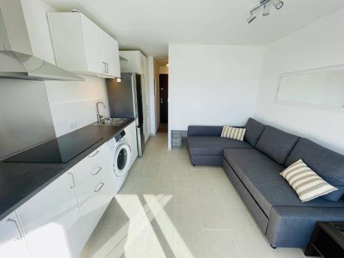 Photo de la galerie de l'établissement Studio cabine rénové, centre port avec piscine - FR-1-723-155, au Cap d'Agde