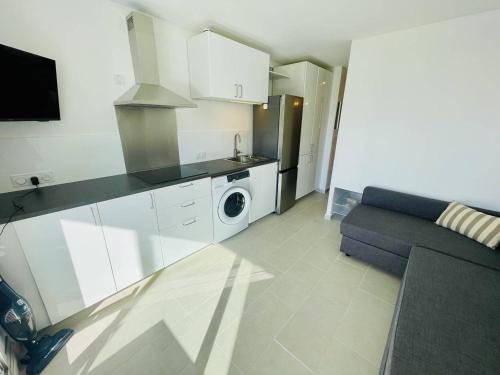 Photo de la galerie de l'établissement Studio cabine rénové, centre port avec piscine - FR-1-723-155, au Cap d'Agde