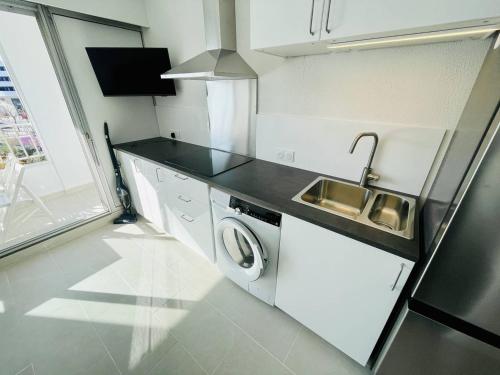 Photo de la galerie de l'établissement Studio cabine rénové, centre port avec piscine - FR-1-723-155, au Cap d'Agde