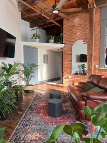 Gambar di galeri bagi 420 Friendly Canada Bridge View Loft Downtown FREE parking di Detroit