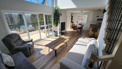 Χώρος καθιστικού στο Delarose Cottage, Ski, Spa, pool table & starry night