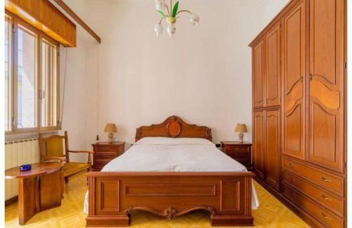 1 dormitorio con cama grande de madera y vestidor en Casa Vacanze Sant'Anna, en Parabita