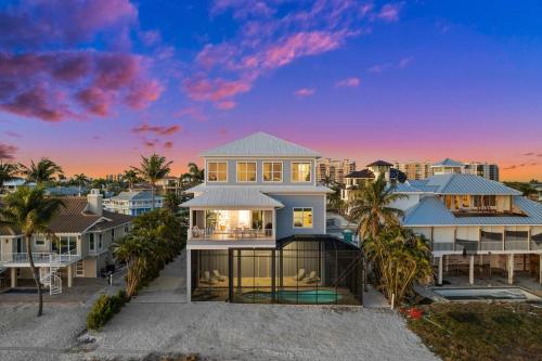 una vista aérea de una casa con palmeras en Papa's Boat House - 8214 Estero Blvd home en Fort Myers Beach