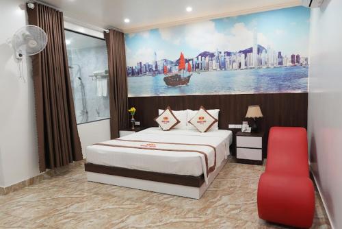 Ngọc Sơn Hotel في Hạ Ðoạn: غرفة نوم بسرير كبير وكرسي احمر