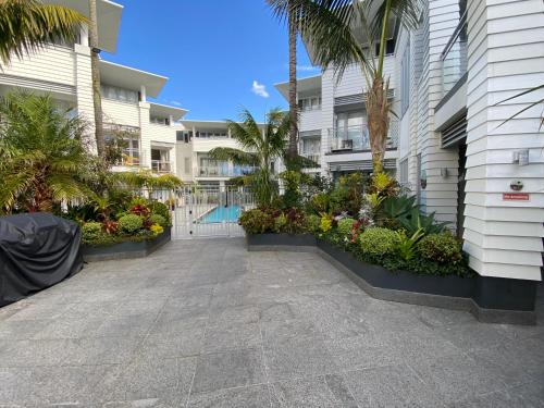 a walkway in front of a building with plants at Paihia By the Sea in Paihia