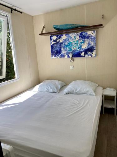 un lit avec deux oreillers dessus dans une chambre dans l'établissement La Paillote de Claire, à La Roque-dʼAnthéron