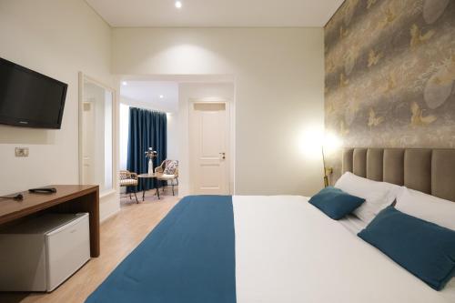 Golden City Hotel , Tiranaにあるベッド
