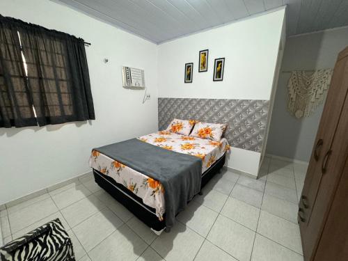 1 dormitorio con 1 cama en una habitación en Apt com ótima localização, com Wi-fi, próximo do Shopping e Aeroporto en Manaos