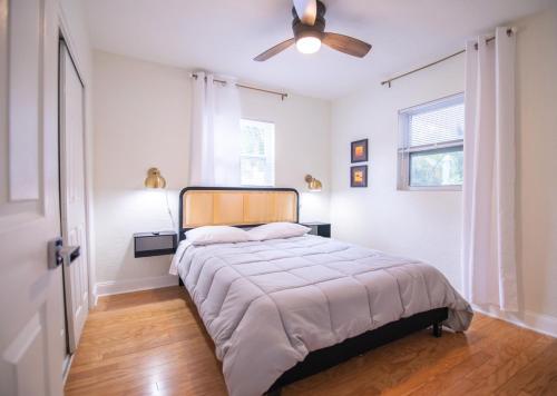 a bedroom with a bed and a ceiling fan at CasaHelena Poolside Paradise,Heated Pool,5min to Beach,IRB Clearwater,BBQ in Largo
