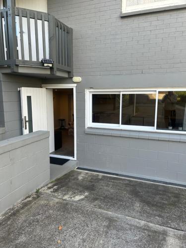 um edifício com uma janela e uma varanda em Team Mac Homestay em Rotorua