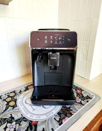 une cafetière noire assise sur un comptoir dans l'établissement Villa entière au calme, à Soufflenheim