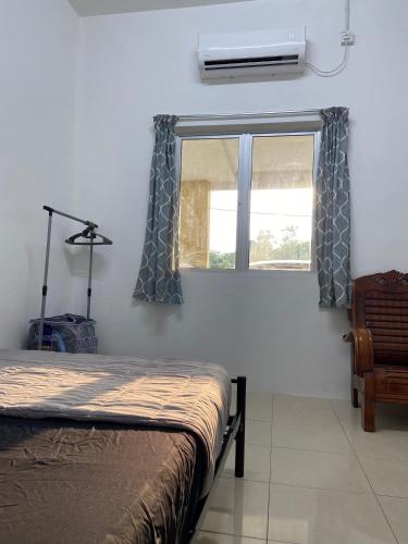 Katil atau katil-katil dalam bilik di EmyNuar Homestay