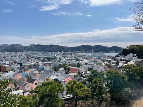 a view of a city with houses and trees at 【 円 madoka 】逗子鎌倉で暮らすように過ごす一棟貸し宿泊施設​ in Zushi