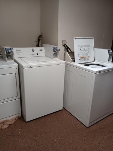 3 Waschmaschinen sowie eine Waschmaschine und ein Trockner in einem Zimmer in der Unterkunft Small, Rural Getaway in Grafton