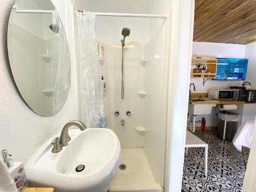 La salle de bains est pourvue d'un lavabo et d'une douche. dans l'établissement WeebiII, à La Nouvelle-Orléans