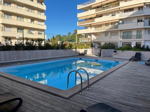 une piscine devant un immeuble dans l'établissement Fantastic located studio, à Cannes