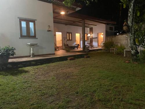 un cortile di una casa di notte di Suji's Villa a Colombo