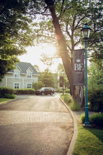 a street light with a bbb sign on a street at Hôtel Le Bonne Entente in Quebec City