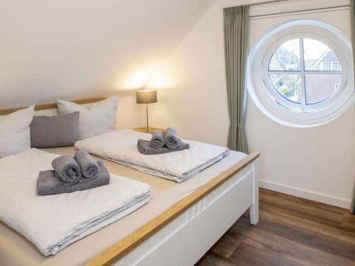 ein Schlafzimmer mit 2 Betten und Handtüchern darauf in der Unterkunft Norda - Langeoog in Langeoog