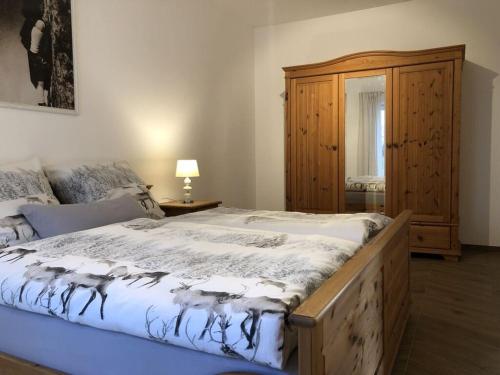 1 dormitorio con 1 cama grande con marco de madera en Holiday Apartment Meier 
