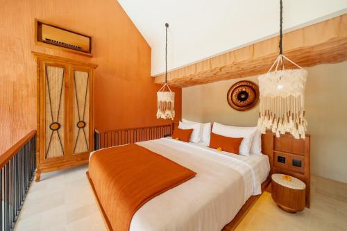 Ένα ή περισσότερα κρεβάτια σε δωμάτιο στο Cyrus Villa Seminyak by Ini Vie Hospitality