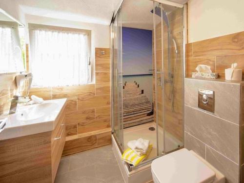 ein Bad mit einer Dusche, einem WC und einem Waschbecken in der Unterkunft Stad Vakantiehuis Daun in Daun