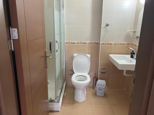 Ένα μπάνιο στο DLK Deluxe Suit