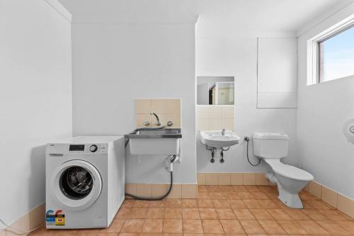 W łazience znajduje się pralka i umywalka. w obiekcie Apartment 10 Burswood w mieście Perth