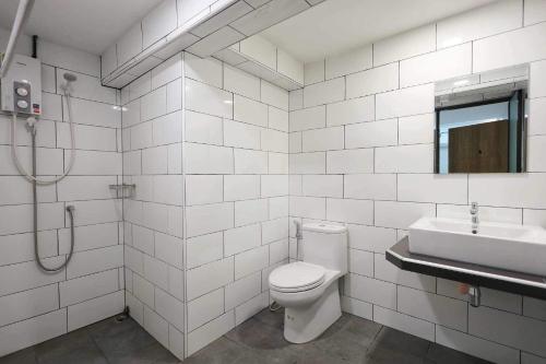 een witte badkamer met een toilet en een wastafel bij NADPOB Station นัดพบสเตชั่น in Ban Tha Kham