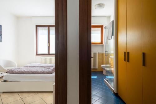 1 Schlafzimmer mit einem Bett und einem Bad in der Unterkunft Centro Storico (Vista lago 1° piano) in Desenzano del Garda