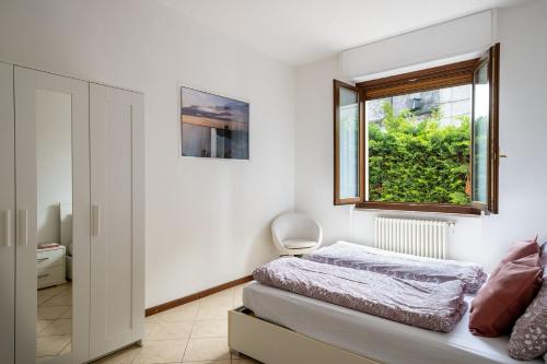 - une chambre avec un lit et une fenêtre dans l'établissement Centro Storico (Vista lago 1° piano), à Desenzano del Garda