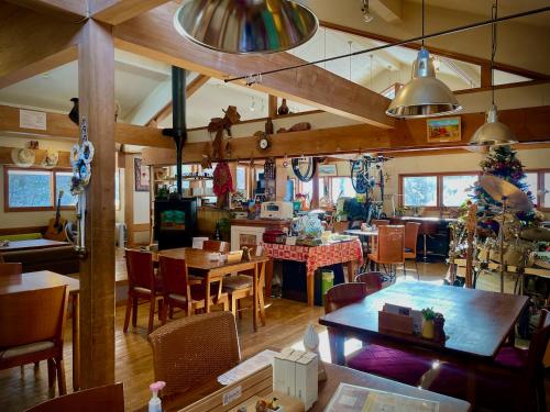 松本市にある乗鞍高原の宿テンガロンハットB&BTengallonhatのレストラン内のダイニングルーム(テーブル、椅子付)