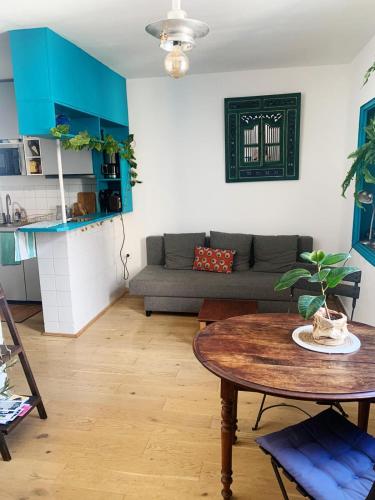 un salon avec un canapé et une table dans l'établissement Appartement de charme Centre ville/Halles/quartier haut, à Sète
