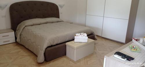 ein Schlafzimmer mit einem großen Bett und einem weißen Schrank in der Unterkunft B&B LA VALLE DEL RE in Itri