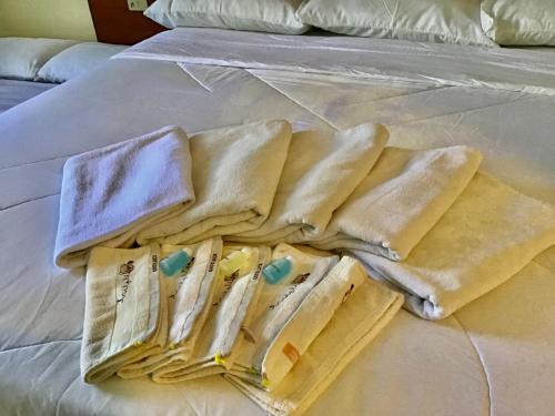 einen Stapel Handtücher auf dem Bett in der Unterkunft 978 CHIDLOM at JOMTIEN in Jomtien Beach