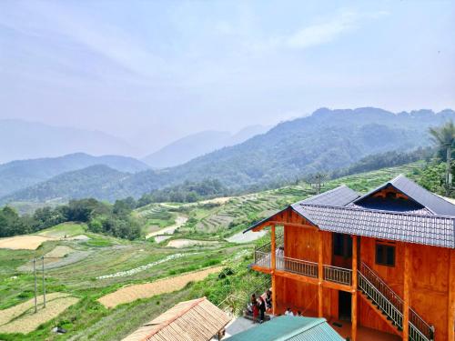 a house on a hill with mountains in the background at Homestay Trúc Sơn in Hong Ha