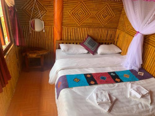 Ліжко або ліжка в номері Homestay Trúc Sơn