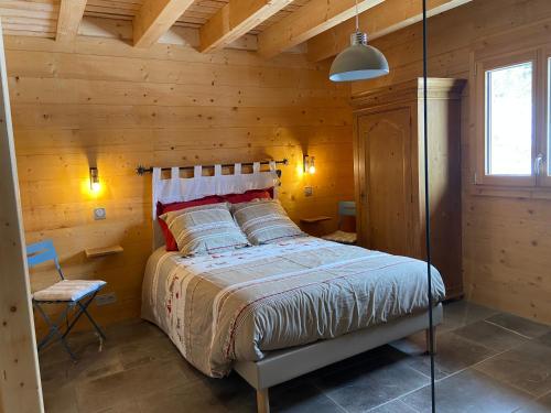 伯伊CHALET LUANE près de VALBERG的木屋里有一张床的卧室