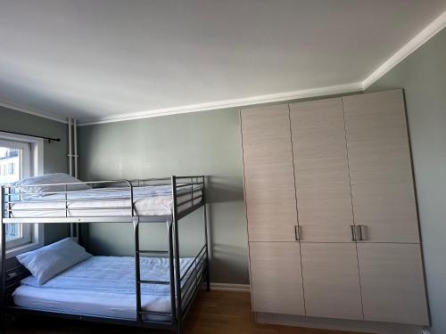 Una cama o camas cuchetas en una habitación  de Close