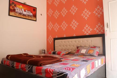 เตียงในห้องที่ Sri Narayan srinagar garhwal