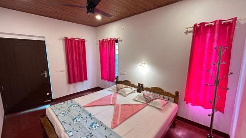 Postel nebo postele na pokoji v ubytování Marari Sabari Home Stay