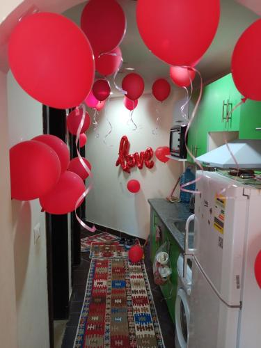 un pasillo con globos rojos en una habitación en شاليه ارضي 48 م بورتو مطروح en Marsa Matruh