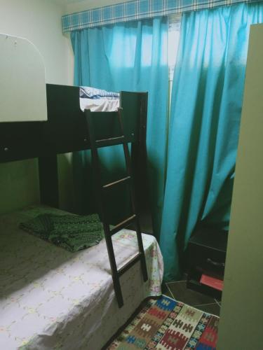 شاليه ارضي 48 م بورتو مطروح في مرسى مطروح: سرير بطابقين مع سلم في الغرفة