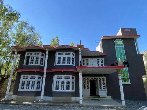 duży czarny dom z białymi drzwiami i oknami w obiekcie Skardu One Resort w mieście Skardu