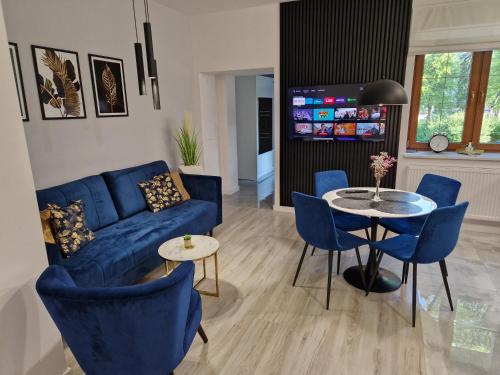 Televízia a/alebo spoločenská miestnosť v ubytovaní Apartament Mountains Góry Sowie