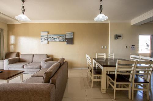 - un salon avec un canapé et une table dans l'établissement Saints View Resort Unit 11, à Uvongo Beach
