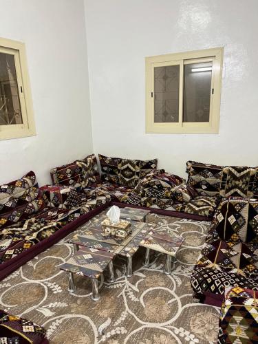 بيت ريفي في Muqammar: غرفة معيشة مع أريكة وطاولة