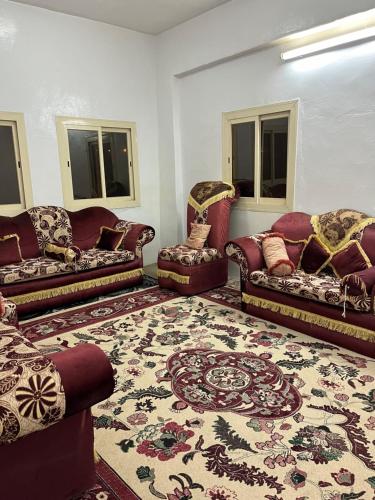 بيت ريفي في Muqammar: غرفة معيشة بها كنبتين وسجادة